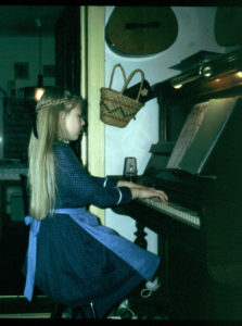 Kiki spielt Klavier
