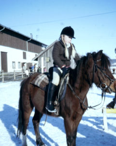 Kiki sitzt als Kind auf einem Pony