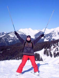 Kiki mit Skiern am Berg