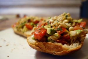 http://www.kikis-blog.at/wp-content/uploads/2017/02/Bruschetta-trifft-Tomate-und-Avocado-Medium-300x200.jpg