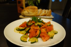 Dinner: sommerliches Tomaten-Zucchini-Ragout mit Rosmarin und Olivenbrot