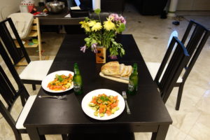 Dinner: sommerliches Tomaten-Zucchini-Ragout mit Rosmarin und Olivenbrot