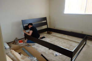 Matthias baut unser neues Bett auf