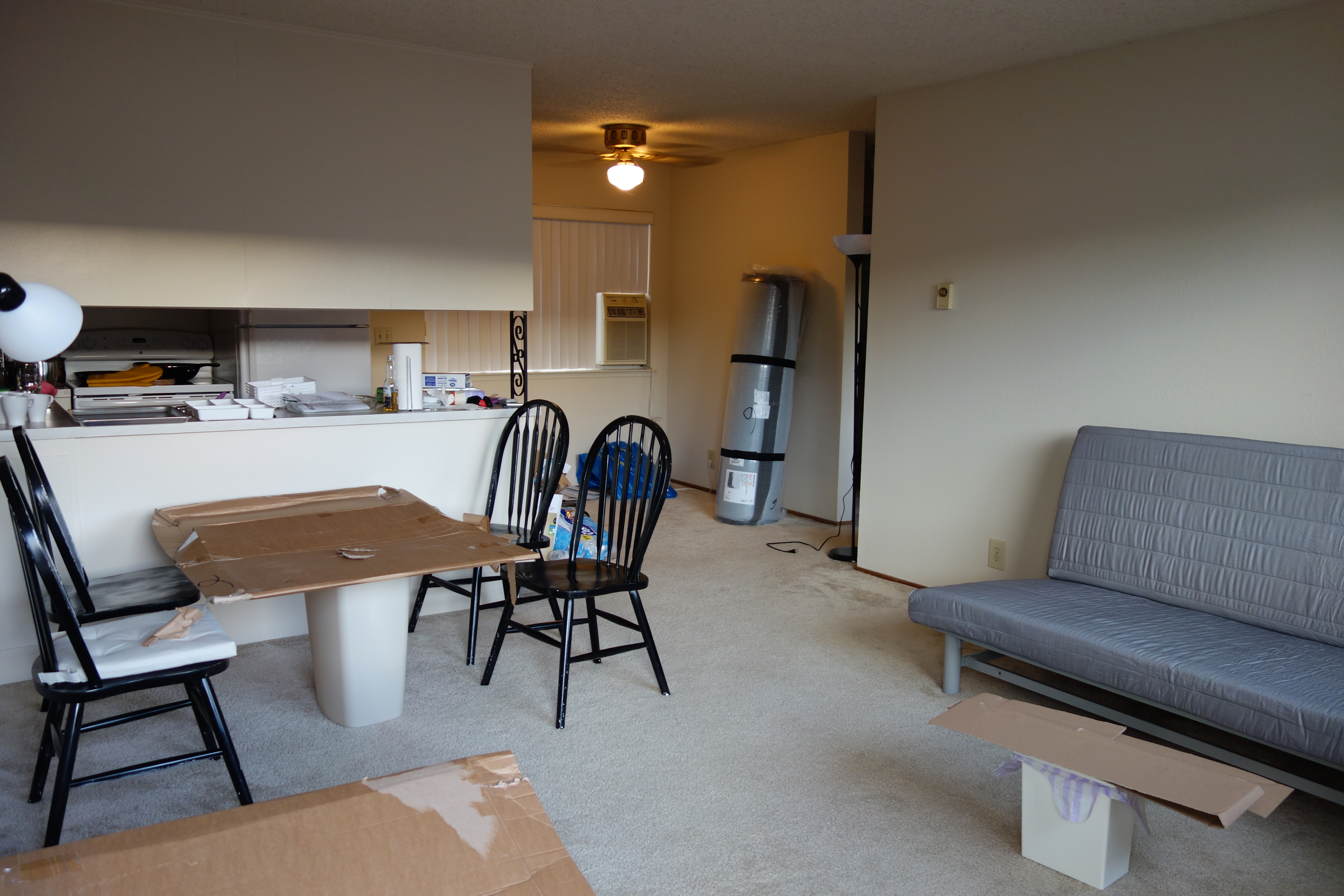 Kikis neue Wohnung: vier Stühle und eine Couch