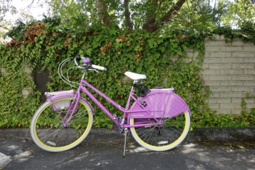 Wem gehört dieses lila Fahrrad?