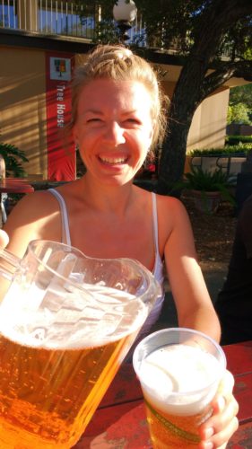 Kiki gießt sich ein Glas Bier ein